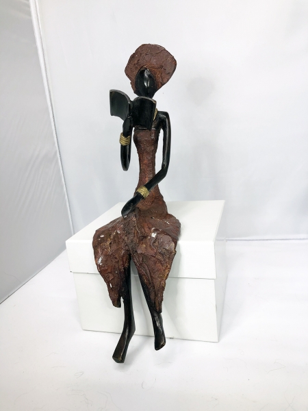 Figura de bronce 1 mujer sentada con libro